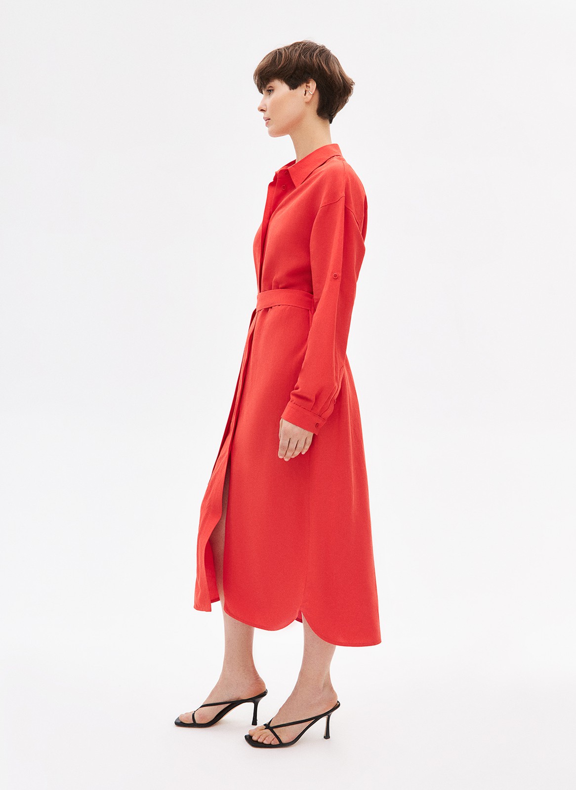 Платье-рубашка миди, цвет: красный Allweneed
Платье-рубашка из хлопка. Мы любим эту модель за то, что она будет актуальна всегда. Свободный крой, спущенное плечо, манжеты, планка с пуговицами и широкий пояс для акцента на талии. Ткань позволяет коже дышать в жаркое время года. Мы создали модель похожую на те, что носила в фильмах французская актриса Брижит Бардо. Составляйте с ней образы на работу, свидания и прогулки, меняя лаконичные украшения на заметные аксессуары.