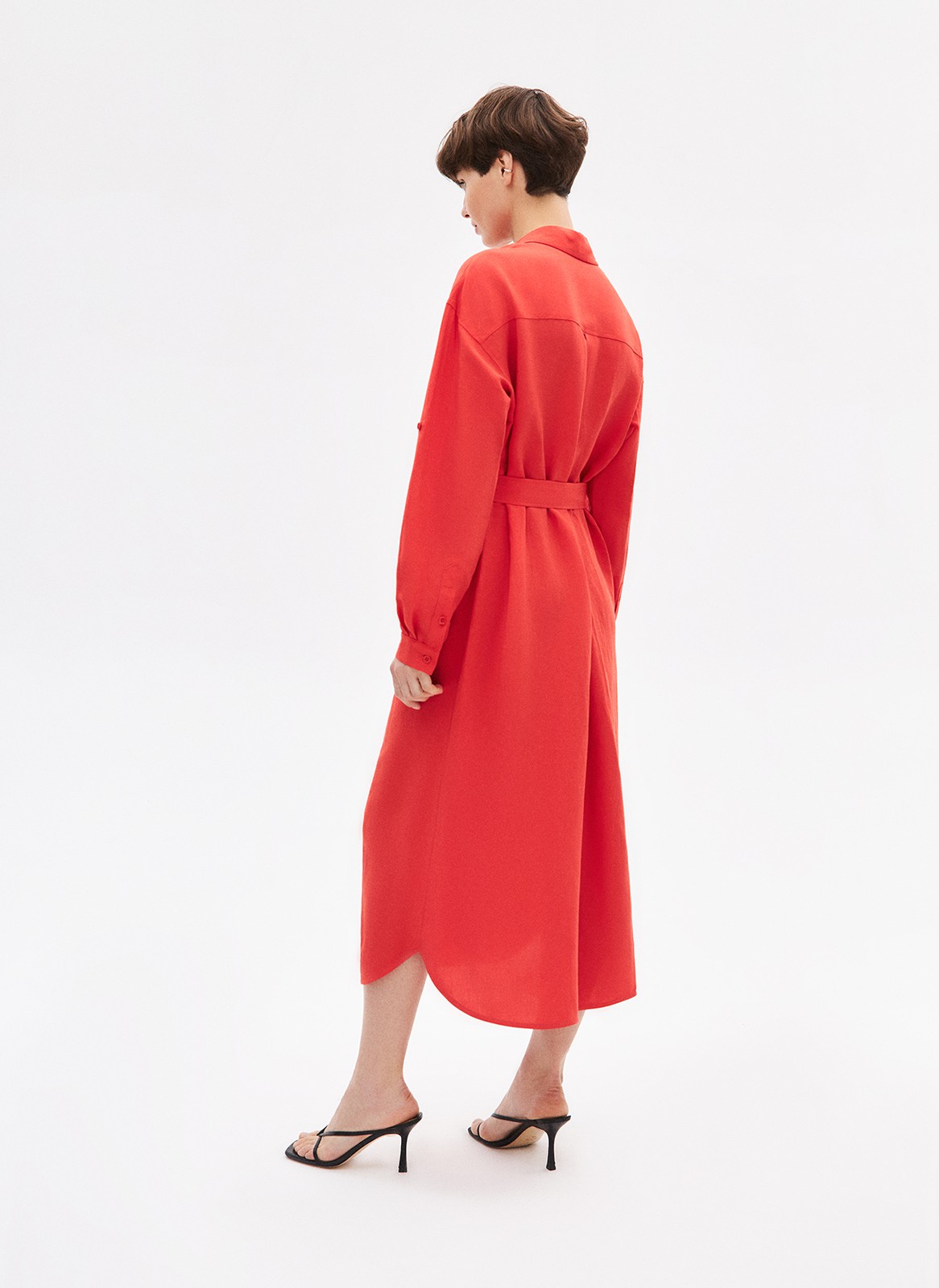 Платье-рубашка миди, цвет: красный Allweneed
Платье-рубашка из хлопка. Мы любим эту модель за то, что она будет актуальна всегда. Свободный крой, спущенное плечо, манжеты, планка с пуговицами и широкий пояс для акцента на талии. Ткань позволяет коже дышать в жаркое время года. Мы создали модель похожую на те, что носила в фильмах французская актриса Брижит Бардо. Составляйте с ней образы на работу, свидания и прогулки, меняя лаконичные украшения на заметные аксессуары.