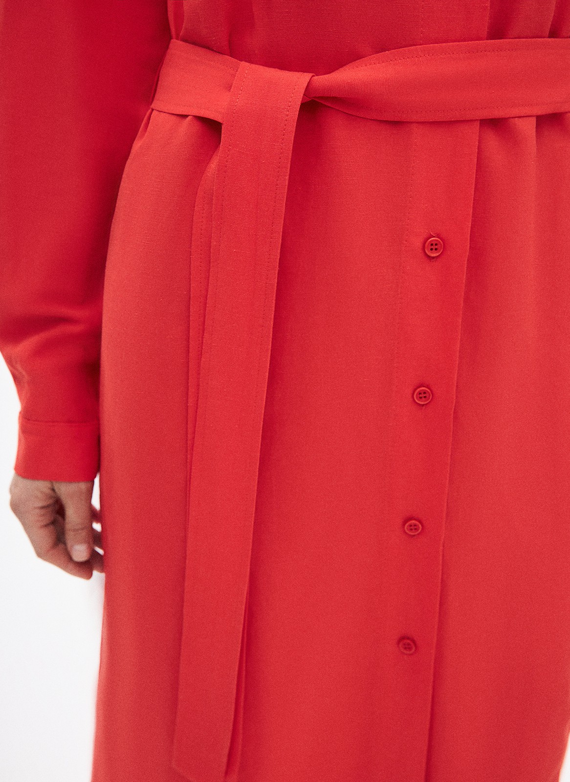 Платье-рубашка миди, цвет: красный Allweneed
Платье-рубашка из хлопка. Мы любим эту модель за то, что она будет актуальна всегда. Свободный крой, спущенное плечо, манжеты, планка с пуговицами и широкий пояс для акцента на талии. Ткань позволяет коже дышать в жаркое время года. Мы создали модель похожую на те, что носила в фильмах французская актриса Брижит Бардо. Составляйте с ней образы на работу, свидания и прогулки, меняя лаконичные украшения на заметные аксессуары.