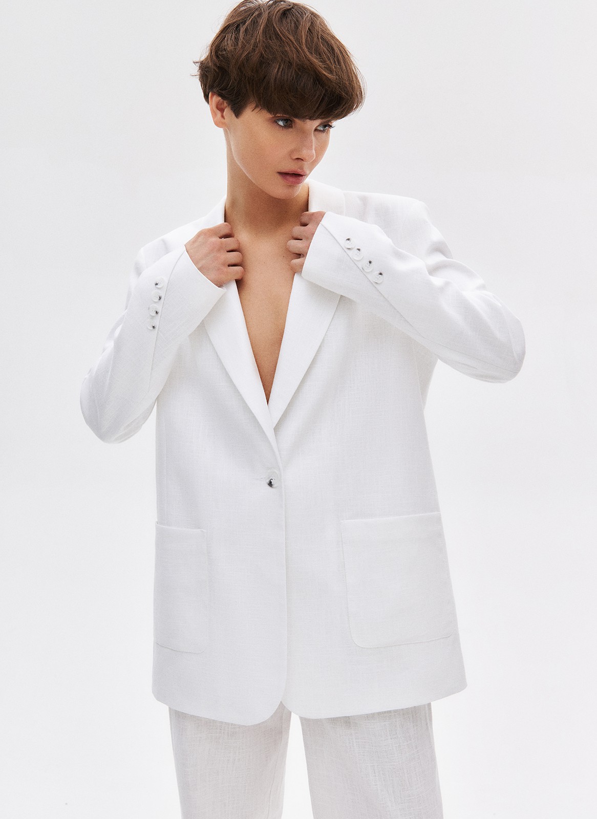 




Жакет объёмного кроя из рами экологичного фактурного материала из волокон крапивы (да, ткань из крапивы бывает не только в сказках). Одежда из него гипоаллергенна, хорошо впитывает влагу и устойчива к воздействию солнца. Жакет имеет объёмную линию плеча, застёжку на одну пуговицу, лацканы и накладные карманы. Благодаря крою кажется, что вы одолжили его у бойфренда. Носите с брюками и шортами из костюмной ткани.