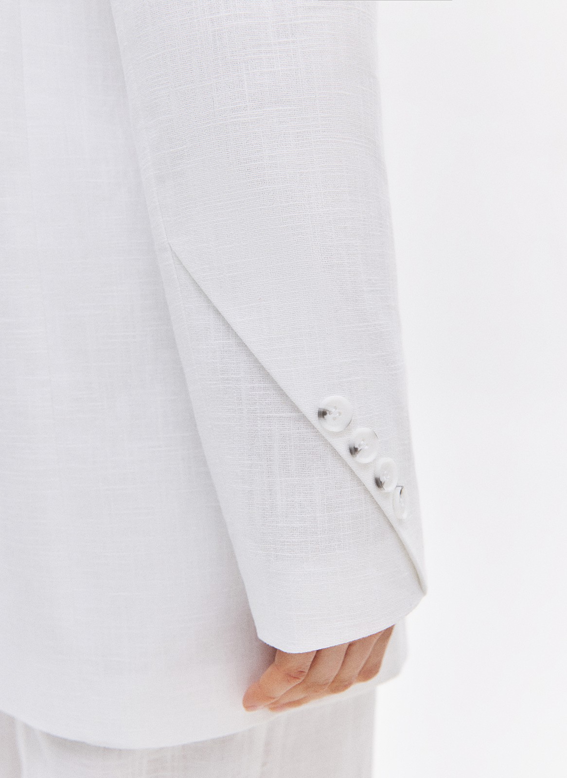 




Жакет объёмного кроя из рами экологичного фактурного материала из волокон крапивы (да, ткань из крапивы бывает не только в сказках). Одежда из него гипоаллергенна, хорошо впитывает влагу и устойчива к воздействию солнца. Жакет имеет объёмную линию плеча, застёжку на одну пуговицу, лацканы и накладные карманы. Благодаря крою кажется, что вы одолжили его у бойфренда. Носите с брюками и шортами из костюмной ткани.