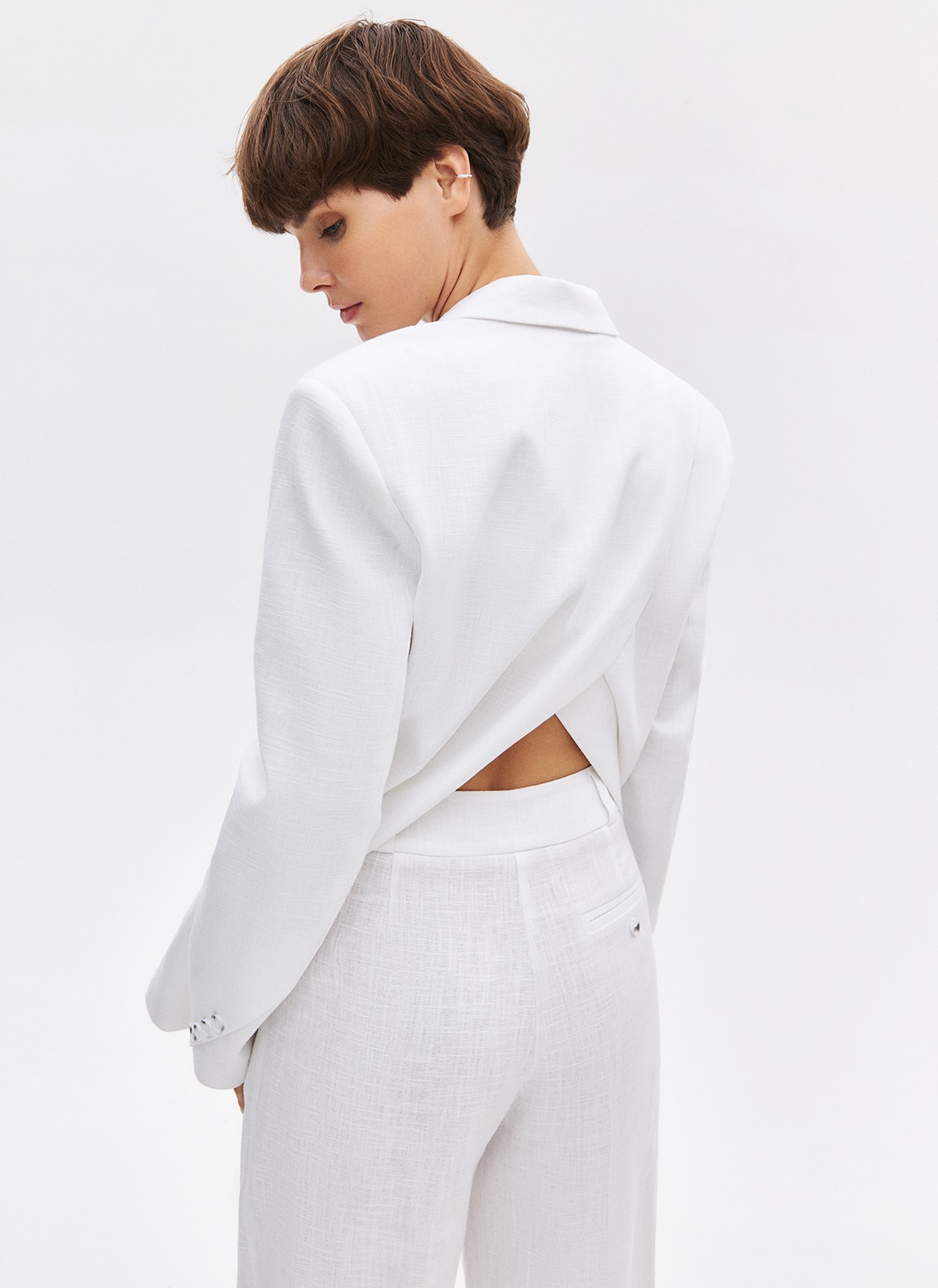 




Жакет объёмного кроя из рами экологичного фактурного материала из волокон крапивы (да, ткань из крапивы бывает не только в сказках). Одежда из него гипоаллергенна, хорошо впитывает влагу и устойчива к воздействию солнца. Жакет имеет объёмную линию плеча, застёжку на одну пуговицу, лацканы и накладные карманы. Благодаря крою кажется, что вы одолжили его у бойфренда. Носите с брюками и шортами из костюмной ткани.