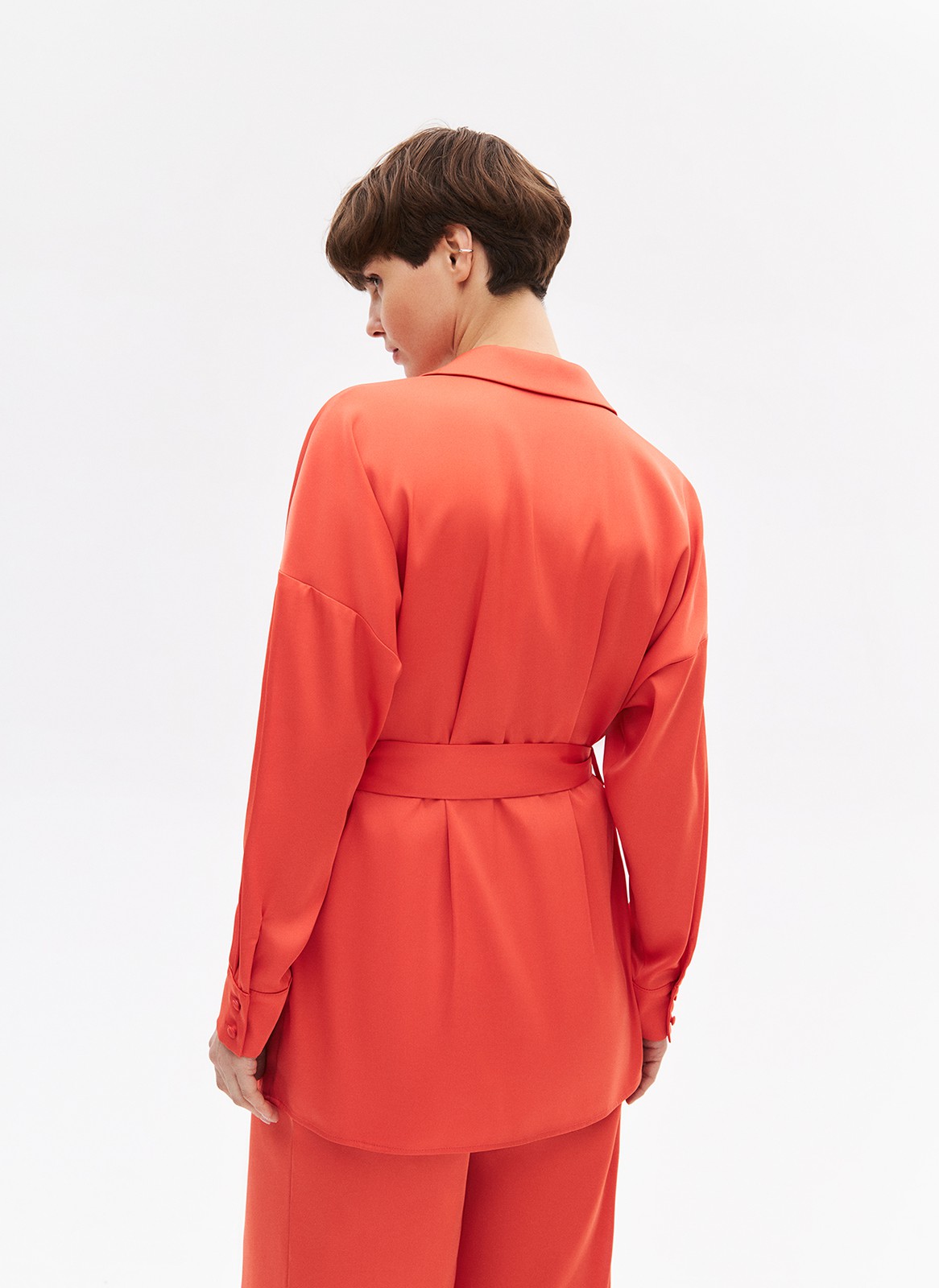 Рубашка oversize, цвет: коралловый Allweneed
Рубашка с поясом из вискозы. Лёгкая сатиновая ткань с деликатным блеском. Воротник с лацканами, спущенное плечо и планка с пуговицами в тон. Изделие дарит приятные тактильные ощущения благодаря невесомому материалу. Носите с брюками из новой коллекции или с платьями на манер кардигана.