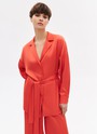 Рубашка oversize, цвет: коралловый Allweneed
Рубашка с поясом из вискозы. Лёгкая сатиновая ткань с деликатным блеском. Воротник с лацканами, спущенное плечо и планка с пуговицами в тон. Изделие дарит приятные тактильные ощущения благодаря невесомому материалу. Носите с брюками из новой коллекции или с платьями на манер кардигана.