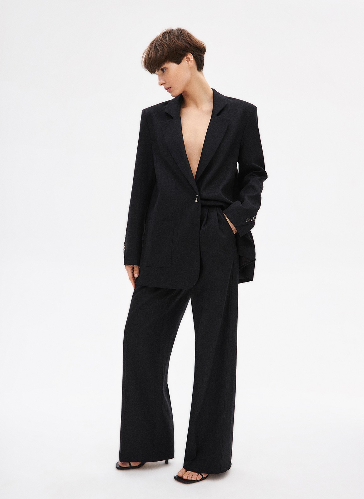 Жакет объемный "с мужского плеча", цвет: Черный Allweneed
Жакет объёмного кроя из рами экологичного фактурного материала из волокон крапивы (да, ткань из крапивы бывает не только в сказках). Одежда из него гипоаллергенна, хорошо впитывает влагу и устойчива к воздействию солнца. Жакет имеет объёмную линию плеча, застёжку на одну пуговицу, лацканы и накладные карманы. Благодаря крою кажется, что вы одолжили его у бойфренда. Носите с брюками и шортами из костюмной ткани.