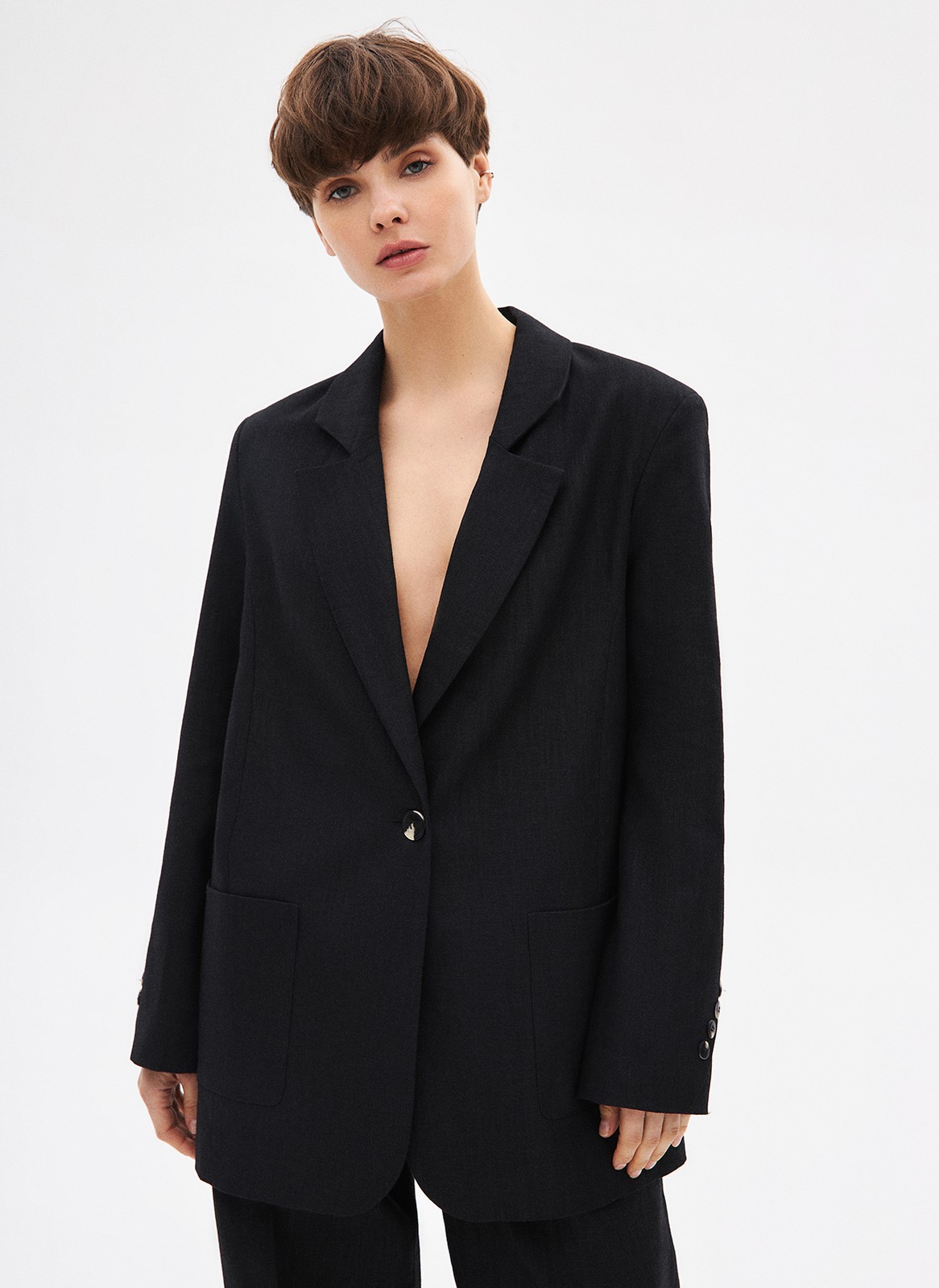 Жакет объемный "с мужского плеча", цвет: Черный Allweneed
Жакет объёмного кроя из рами экологичного фактурного материала из волокон крапивы (да, ткань из крапивы бывает не только в сказках). Одежда из него гипоаллергенна, хорошо впитывает влагу и устойчива к воздействию солнца. Жакет имеет объёмную линию плеча, застёжку на одну пуговицу, лацканы и накладные карманы. Благодаря крою кажется, что вы одолжили его у бойфренда. Носите с брюками и шортами из костюмной ткани.