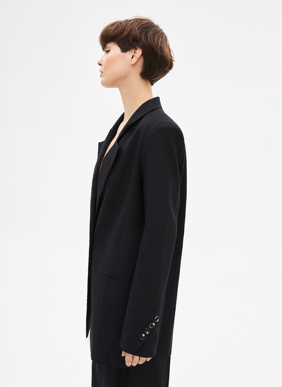 Жакет объемный "с мужского плеча", цвет: Черный Allweneed
Жакет объёмного кроя из рами экологичного фактурного материала из волокон крапивы (да, ткань из крапивы бывает не только в сказках). Одежда из него гипоаллергенна, хорошо впитывает влагу и устойчива к воздействию солнца. Жакет имеет объёмную линию плеча, застёжку на одну пуговицу, лацканы и накладные карманы. Благодаря крою кажется, что вы одолжили его у бойфренда. Носите с брюками и шортами из костюмной ткани.