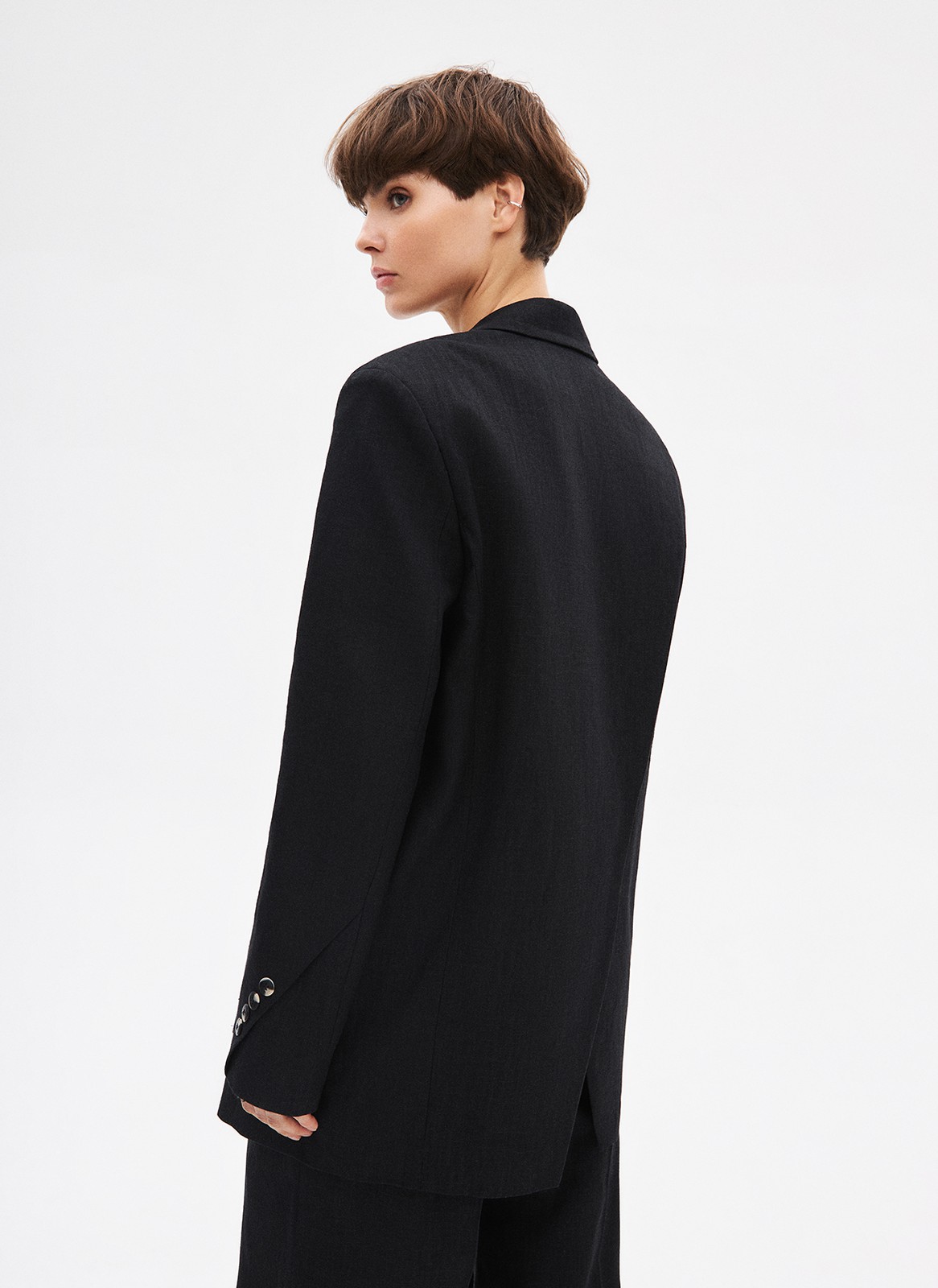 Жакет объемный "с мужского плеча", цвет: Черный Allweneed
Жакет объёмного кроя из рами экологичного фактурного материала из волокон крапивы (да, ткань из крапивы бывает не только в сказках). Одежда из него гипоаллергенна, хорошо впитывает влагу и устойчива к воздействию солнца. Жакет имеет объёмную линию плеча, застёжку на одну пуговицу, лацканы и накладные карманы. Благодаря крою кажется, что вы одолжили его у бойфренда. Носите с брюками и шортами из костюмной ткани.