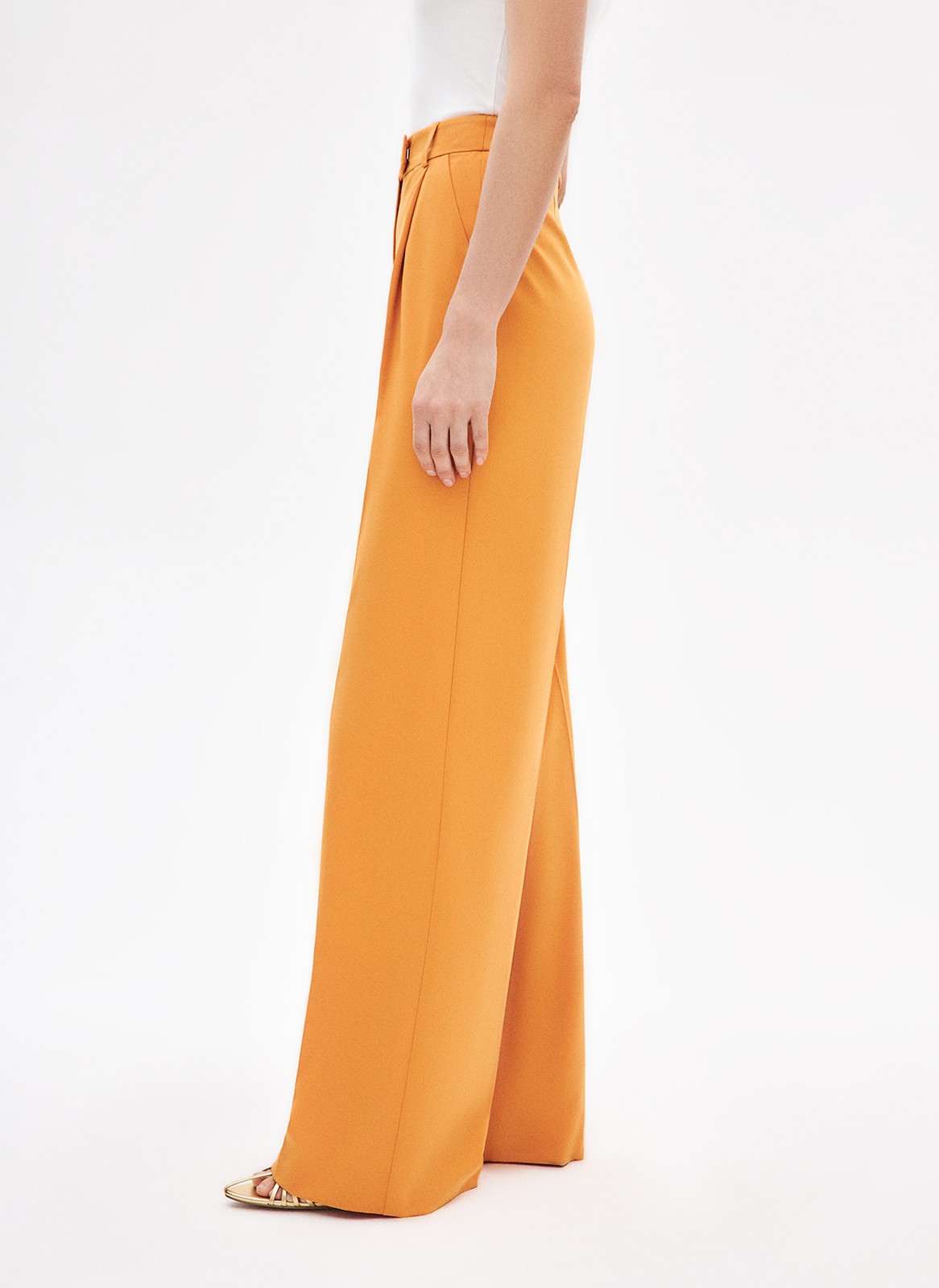 


Брюки на средней посадке полной длины. Скрытая застёжка на молнию. Модель свободного кроя делает силуэт визуально стройнее. Приятная к телу костюмная ткань с добавлением льна хорошо держит форму и обеспечивает правильную посадку по фигуре. Мы рекомендуем сочетать брюки с жакетом из новой коллекции, дополняя комплект броскими украшениями для вечера и лаконичными для офиса.