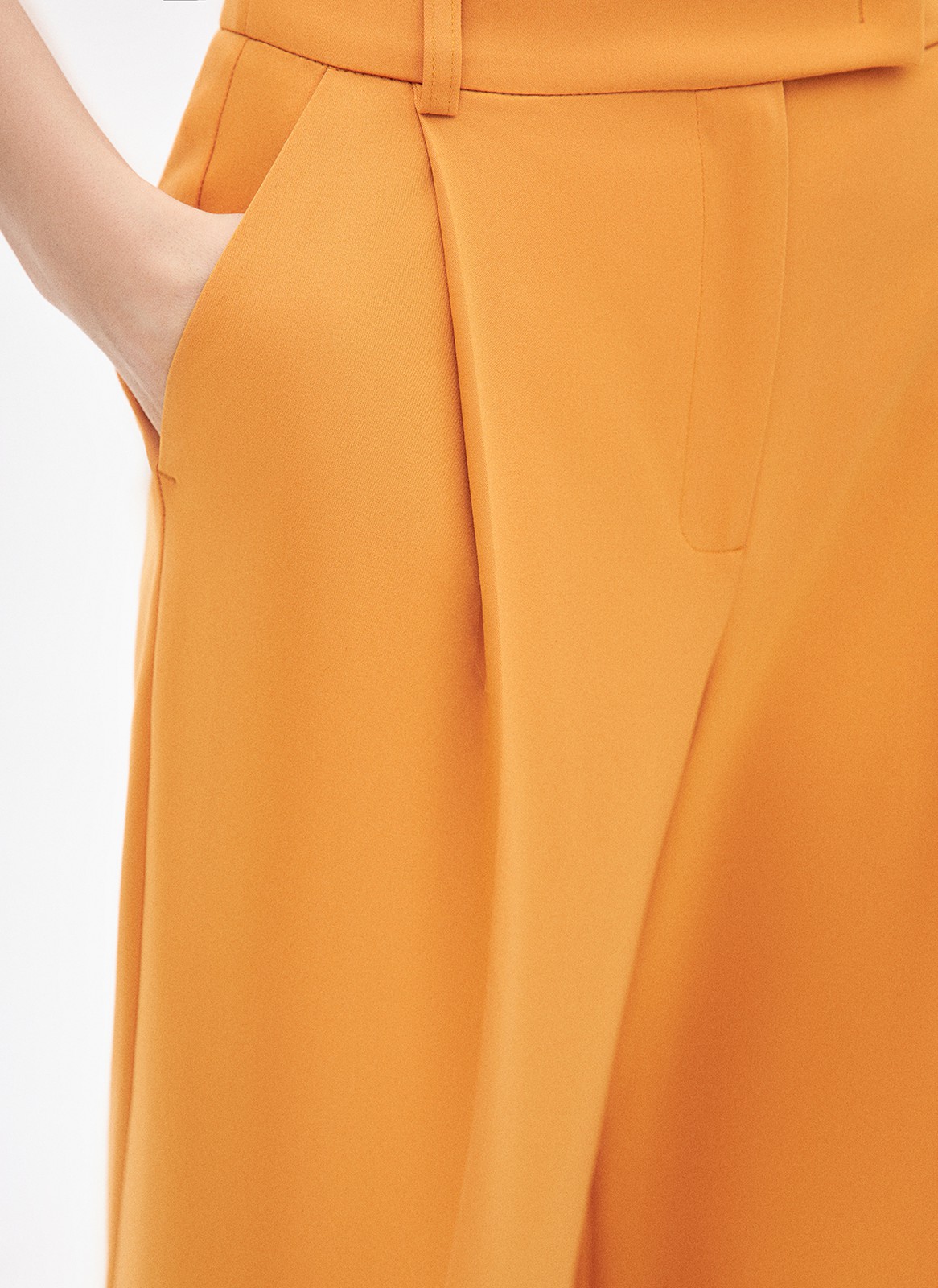 


Брюки на средней посадке полной длины. Скрытая застёжка на молнию. Модель свободного кроя делает силуэт визуально стройнее. Приятная к телу костюмная ткань с добавлением льна хорошо держит форму и обеспечивает правильную посадку по фигуре. Мы рекомендуем сочетать брюки с жакетом из новой коллекции, дополняя комплект броскими украшениями для вечера и лаконичными для офиса.