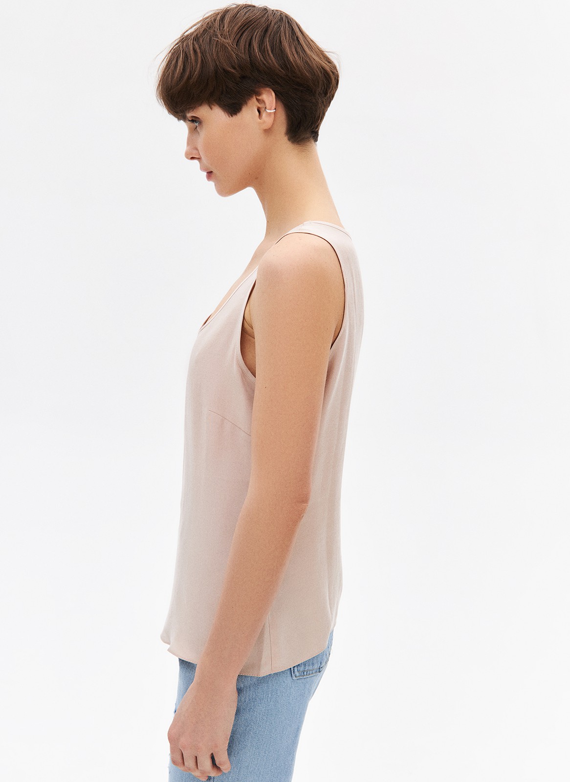 Топ на широких бретелях, цвет: бежевый Allweneed
Топ на широких бретелях. Лаконичная модель. Мы тщательно выбирали ткань с правильной плотностью, чтобы изделие прослужило вам долго. Широкие бретели, округлый вырез и вытачки для идеальной посадки. Носите с джинсами, шортами или романтичными юбками.