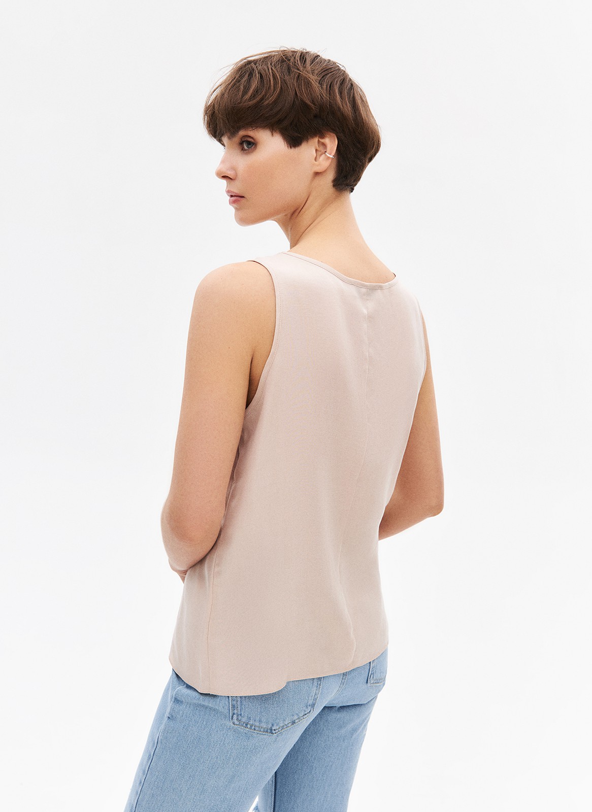 Топ на широких бретелях, цвет: бежевый Allweneed
Топ на широких бретелях. Лаконичная модель. Мы тщательно выбирали ткань с правильной плотностью, чтобы изделие прослужило вам долго. Широкие бретели, округлый вырез и вытачки для идеальной посадки. Носите с джинсами, шортами или романтичными юбками.