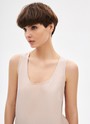 Топ на широких бретелях, цвет: бежевый Allweneed
Топ на широких бретелях. Лаконичная модель. Мы тщательно выбирали ткань с правильной плотностью, чтобы изделие прослужило вам долго. Широкие бретели, округлый вырез и вытачки для идеальной посадки. Носите с джинсами, шортами или романтичными юбками.