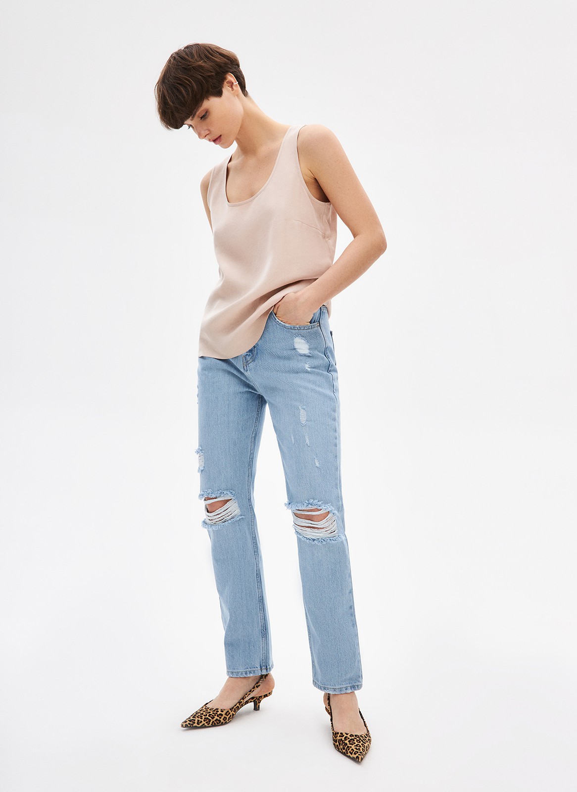 Топ на широких бретелях, цвет: бежевый Allweneed
Топ на широких бретелях. Лаконичная модель. Мы тщательно выбирали ткань с правильной плотностью, чтобы изделие прослужило вам долго. Широкие бретели, округлый вырез и вытачки для идеальной посадки. Носите с джинсами, шортами или романтичными юбками.