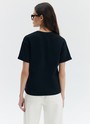 Футболка из эластичного, мягкого хлопка. Базовая модель свободного кроя со спущенным плечом. Благодаря материалу в футболке комфортно целый день идеально для жаркого времени года. Носите с джинсами, юбками и брюками.