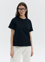 Футболка из эластичного, мягкого хлопка. Базовая модель свободного кроя со спущенным плечом. Благодаря материалу в футболке комфортно целый день идеально для жаркого времени года. Носите с джинсами, юбками и брюками.