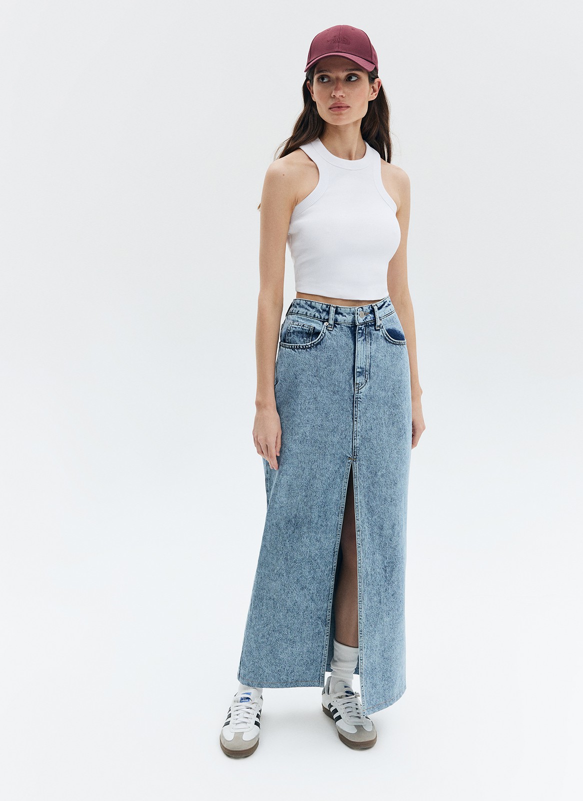 


Майка из новой лимитированной капсулы. Вырез халтер, высокие проймы и полуприлегающий силуэт, благодаря которому майку можно носить навыпуск. Приятный материал дышит и нежно касается кожи. Носите с джинсами, шортами или лаконичными юбками.