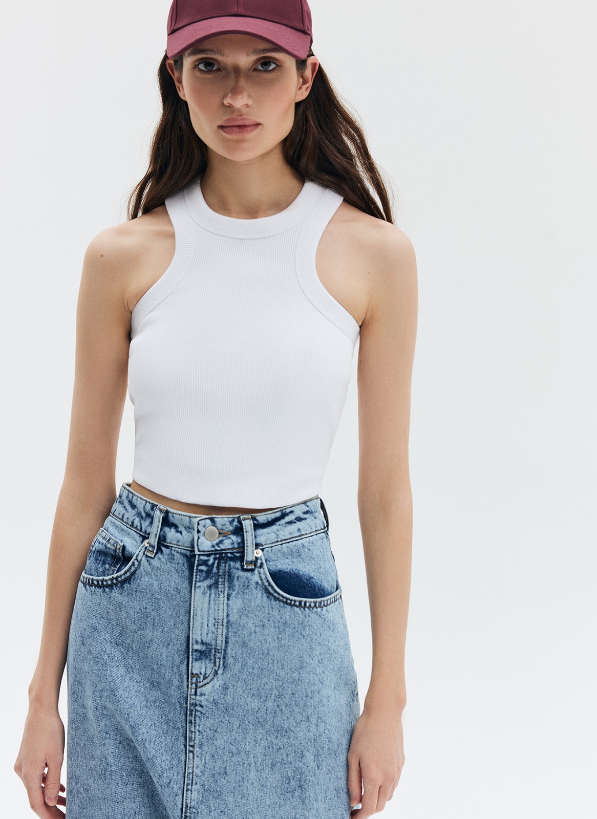 


Майка из новой лимитированной капсулы. Вырез халтер, высокие проймы и полуприлегающий силуэт, благодаря которому майку можно носить навыпуск. Приятный материал дышит и нежно касается кожи. Носите с джинсами, шортами или лаконичными юбками.