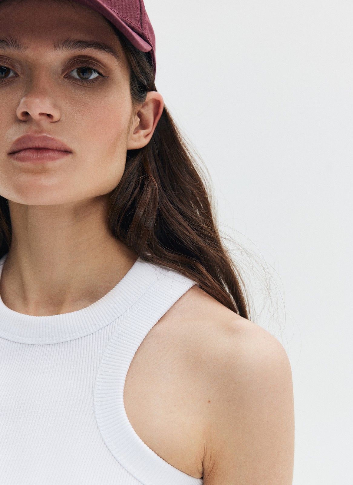 


Майка из новой лимитированной капсулы. Вырез халтер, высокие проймы и полуприлегающий силуэт, благодаря которому майку можно носить навыпуск. Приятный материал дышит и нежно касается кожи. Носите с джинсами, шортами или лаконичными юбками.