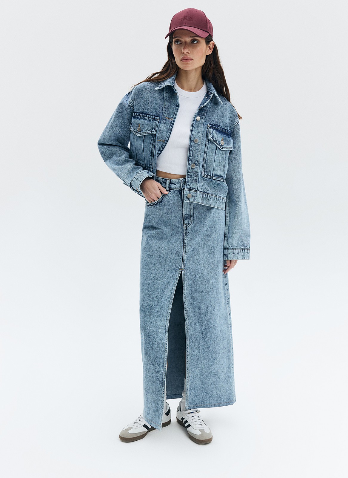 


Свободная джинсовая куртка. Спущенное плечо, отложной воротник и большие накладные карманы. Застёгивается на металлические пуговицы. Мы выполнили модель из нашего премиального 100% хлопкового денима с авторской варкой и брендированной фурнитурой высокого качества. Прекрасно, чтобы прогуляться по парку прохладным вечером.
