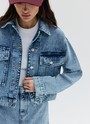 


Свободная джинсовая куртка. Спущенное плечо, отложной воротник и большие накладные карманы. Застёгивается на металлические пуговицы. Мы выполнили модель из нашего премиального 100% хлопкового денима с авторской варкой и брендированной фурнитурой высокого качества. Прекрасно, чтобы прогуляться по парку прохладным вечером.
