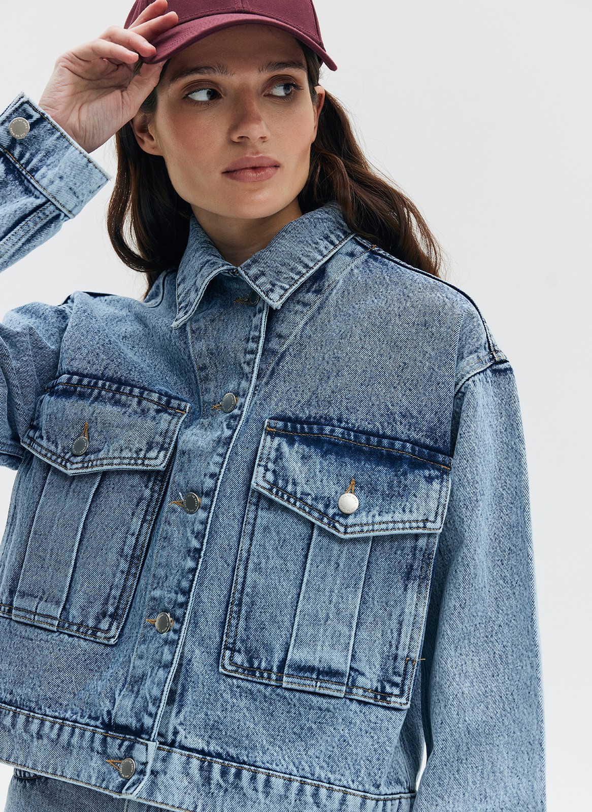 


Свободная джинсовая куртка. Спущенное плечо, отложной воротник и большие накладные карманы. Застёгивается на металлические пуговицы. Мы выполнили модель из нашего премиального 100% хлопкового денима с авторской варкой и брендированной фурнитурой высокого качества. Прекрасно, чтобы прогуляться по парку прохладным вечером.
