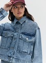 


Свободная джинсовая куртка. Спущенное плечо, отложной воротник и большие накладные карманы. Застёгивается на металлические пуговицы. Мы выполнили модель из нашего премиального 100% хлопкового денима с авторской варкой и брендированной фурнитурой высокого качества. Прекрасно, чтобы прогуляться по парку прохладным вечером.
