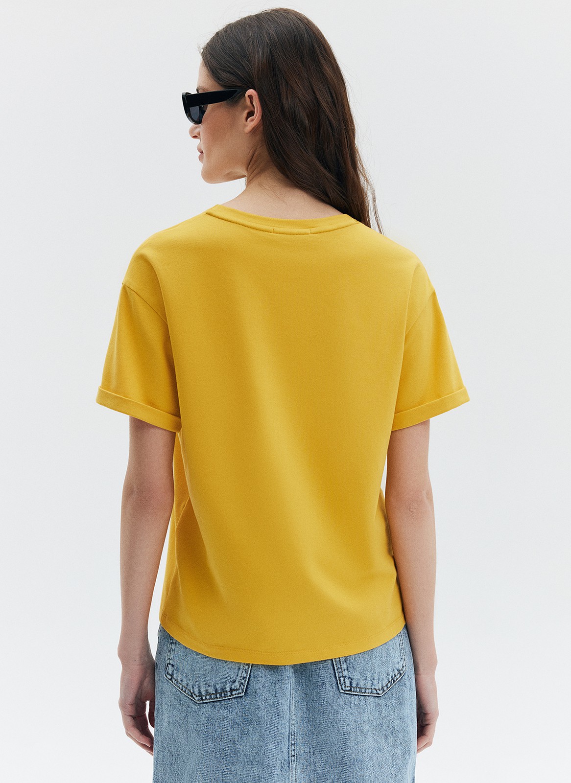 Футболка в стиле boyfriend, цвет: желтый Allweneed Футболка из эластичного, мягкого хлопка. Базовая модель свободного кроя со спущенным плечом. Благодаря материалу в футболке комфортно целый день идеально для жаркого времени года. Носите с джинсами, юбками и брюками.