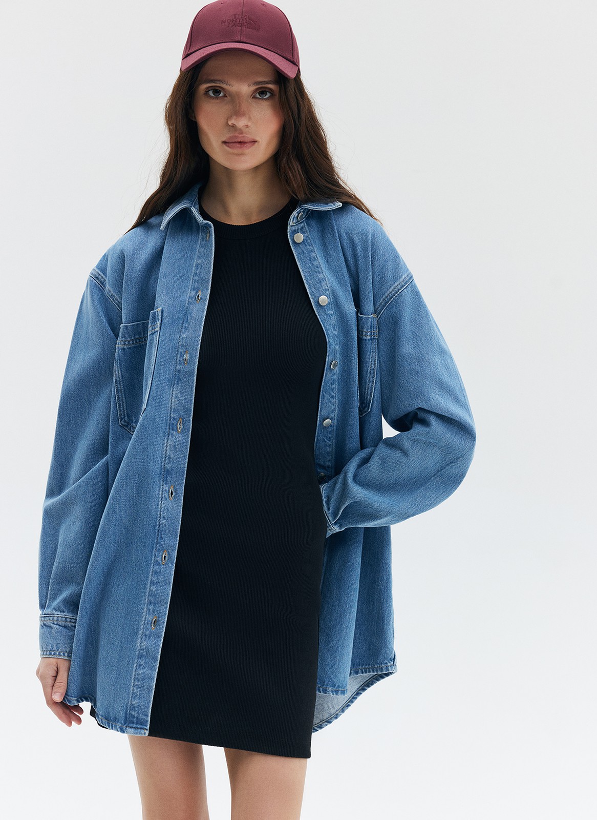 Удлиненная рубашка из денима останется классикой на долгие годы. Планка с пуговицами, отложной воротник и спущенное плечо. Носите как платье или как рубашку. Модель выполнена из премиального 100% хлопкового денима с брендированной фурнитурой.