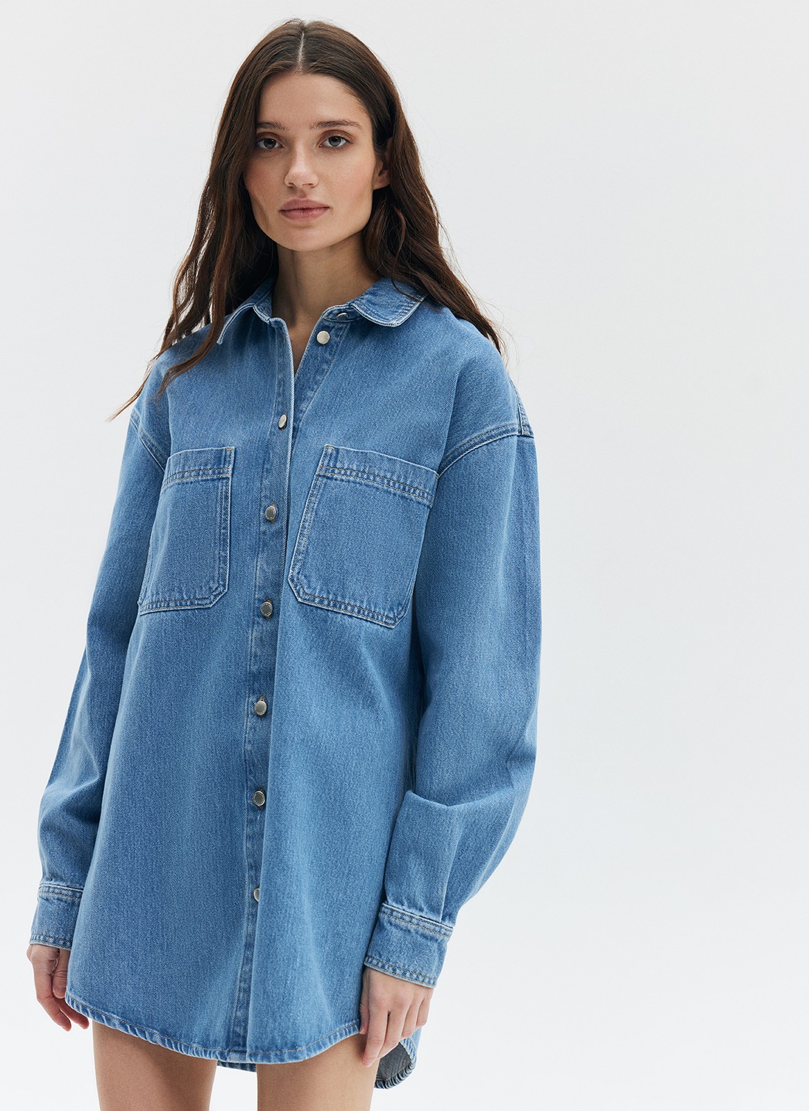 Удлиненная рубашка из денима останется классикой на долгие годы. Планка с пуговицами, отложной воротник и спущенное плечо. Носите как платье или как рубашку. Модель выполнена из премиального 100% хлопкового денима с брендированной фурнитурой.