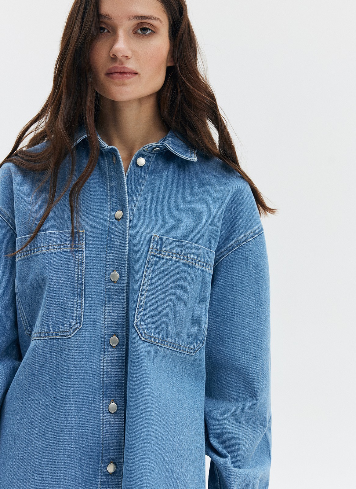 Удлиненная рубашка из денима останется классикой на долгие годы. Планка с пуговицами, отложной воротник и спущенное плечо. Носите как платье или как рубашку. Модель выполнена из премиального 100% хлопкового денима с брендированной фурнитурой.