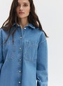 Удлиненная рубашка из денима останется классикой на долгие годы. Планка с пуговицами, отложной воротник и спущенное плечо. Носите как платье или как рубашку. Модель выполнена из премиального 100% хлопкового денима с брендированной фурнитурой.