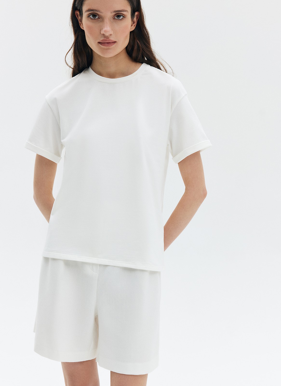 Футболка в стиле boyfriend, цвет: молочный Allweneed Футболка из эластичного, мягкого хлопка. Базовая модель свободного кроя со спущенным плечом. Благодаря материалу в футболке комфортно целый день идеально для жаркого времени года. Носите с джинсами, юбками и брюками.