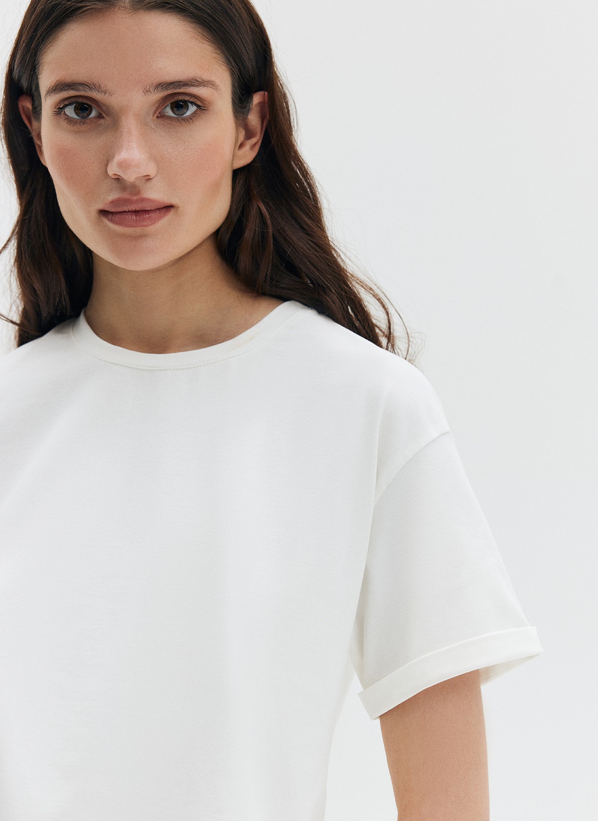 Футболка в стиле boyfriend, цвет: молочный Allweneed Футболка из эластичного, мягкого хлопка. Базовая модель свободного кроя со спущенным плечом. Благодаря материалу в футболке комфортно целый день идеально для жаркого времени года. Носите с джинсами, юбками и брюками.