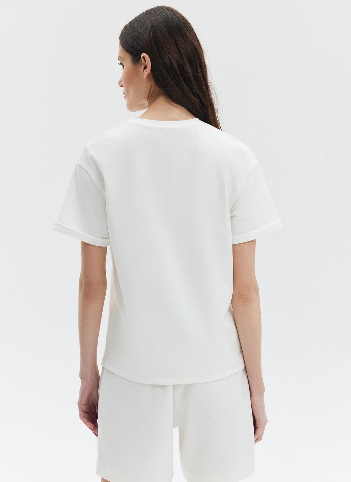 Футболка в стиле boyfriend, цвет: молочный Allweneed Футболка из эластичного, мягкого хлопка. Базовая модель свободного кроя со спущенным плечом. Благодаря материалу в футболке комфортно целый день идеально для жаркого времени года. Носите с джинсами, юбками и брюками.