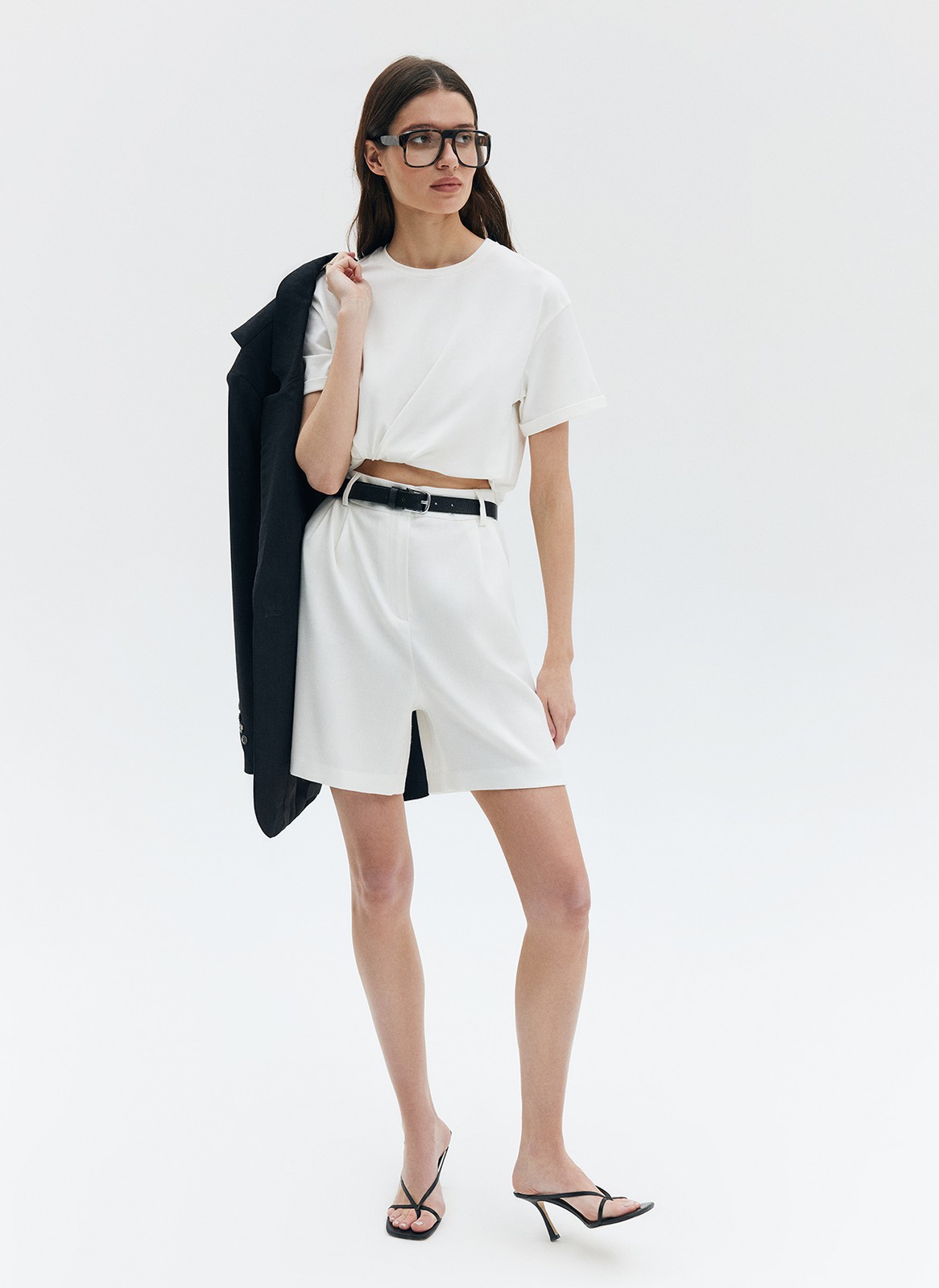 Футболка в стиле boyfriend, цвет: молочный Allweneed Футболка из эластичного, мягкого хлопка. Базовая модель свободного кроя со спущенным плечом. Благодаря материалу в футболке комфортно целый день идеально для жаркого времени года. Носите с джинсами, юбками и брюками.