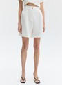 Шорты бермуды костюмные, цвет: молочный Allweneed Шорты-бермуды на высокой талии из костюмной ткани. Скрытая застёжка на молнию и крючок. Два глубоких кармана. Это прекрасная замена брюкам в жаркий день. Носите с жилетом из коллекции на работу, а вечером с топами.