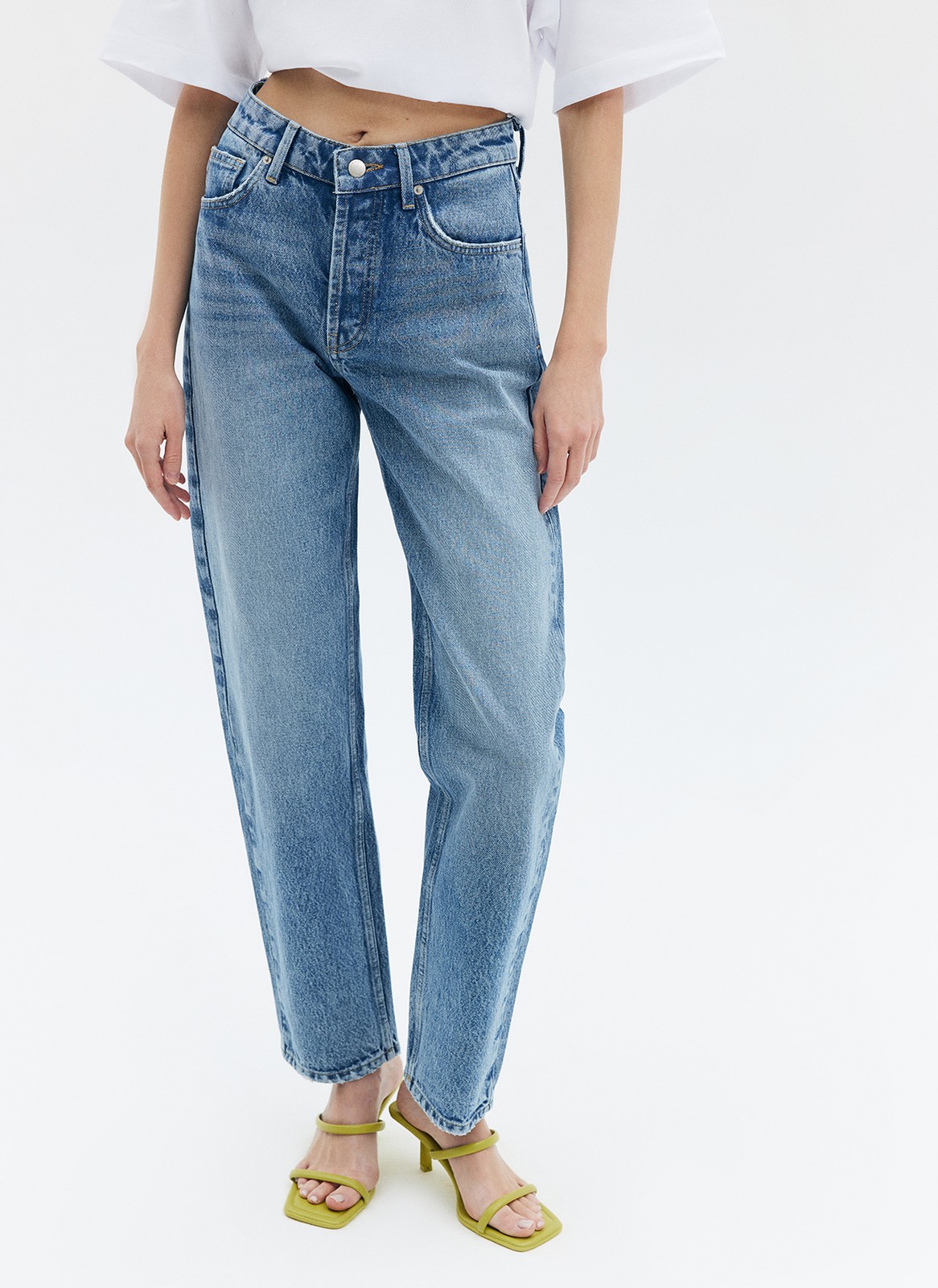 Прямые джинсы на средней посадке универсальная модель для тех, кто любит комфорт. Крой вытягивает силуэт и визуально добавляет сантиметры росту. Плотный материал держит форму и красиво облегает линию бедра. Вот уже несколько сезонов мы выделяем группу денима в своём ассортименте, благодаря чему вы стали узнавать нас ещё и по ней. Эта модель образец высокого качества. Выполнены из премиального 100% хлопкового денима с авторской варкой и брендированной фурнитурой.