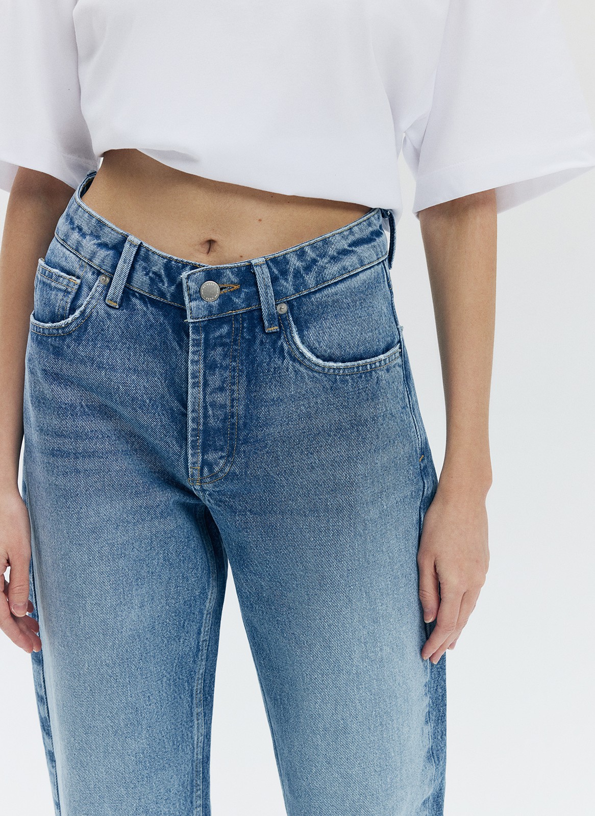 Прямые джинсы на средней посадке универсальная модель для тех, кто любит комфорт. Крой вытягивает силуэт и визуально добавляет сантиметры росту. Плотный материал держит форму и красиво облегает линию бедра. Вот уже несколько сезонов мы выделяем группу денима в своём ассортименте, благодаря чему вы стали узнавать нас ещё и по ней. Эта модель образец высокого качества. Выполнены из премиального 100% хлопкового денима с авторской варкой и брендированной фурнитурой.