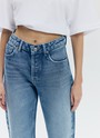 Прямые джинсы на средней посадке универсальная модель для тех, кто любит комфорт. Крой вытягивает силуэт и визуально добавляет сантиметры росту. Плотный материал держит форму и красиво облегает линию бедра. Вот уже несколько сезонов мы выделяем группу денима в своём ассортименте, благодаря чему вы стали узнавать нас ещё и по ней. Эта модель образец высокого качества. Выполнены из премиального 100% хлопкового денима с авторской варкой и брендированной фурнитурой.