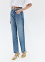 Прямые джинсы на средней посадке универсальная модель для тех, кто любит комфорт. Крой вытягивает силуэт и визуально добавляет сантиметры росту. Плотный материал держит форму и красиво облегает линию бедра. Вот уже несколько сезонов мы выделяем группу денима в своём ассортименте, благодаря чему вы стали узнавать нас ещё и по ней. Эта модель образец высокого качества. Выполнены из премиального 100% хлопкового денима с авторской варкой и брендированной фурнитурой.