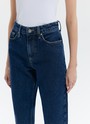 Джинсы Mom fit формируют красивую линию бедра. Слегка свободные, зауженные книзу. Укороченная модель подчеркивает красоту щиколоток. Выполнены из премиального 100% хлопкового денима с авторской варкой и брендированной фурнитурой.