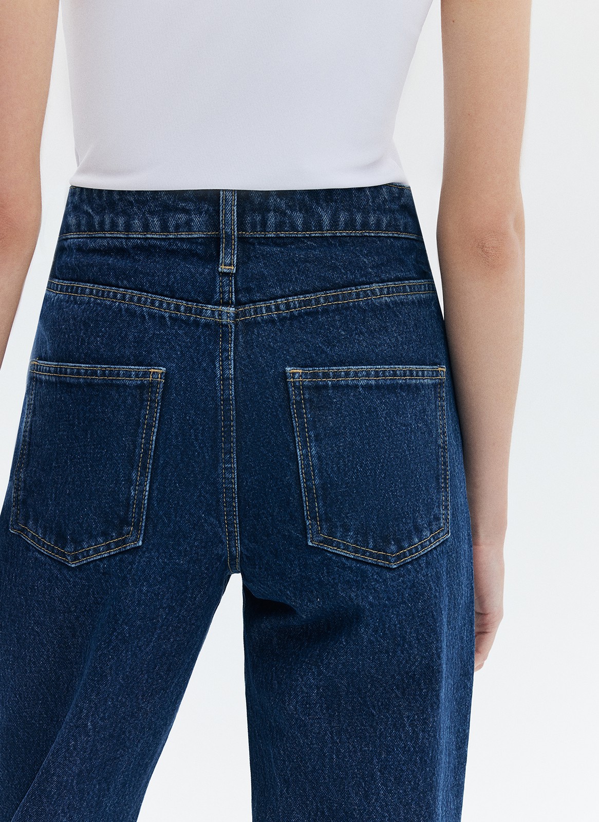 Джинсы Mom fit формируют красивую линию бедра. Слегка свободные, зауженные книзу. Укороченная модель подчеркивает красоту щиколоток. Выполнены из премиального 100% хлопкового денима с авторской варкой и брендированной фурнитурой.