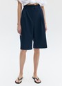 Шорты бермуды oversize изо льна, цвет: темно-синий Allweneed
Шорты-бермуды на высокой талии из костюмной ткани с добавлением льна. Скрытая застёжка на молнию и крючок. Два глубоких кармана. Это прекрасная замена брюкам в жаркий день. Носите с жилетом из коллекции на работу, а вечером с топами.