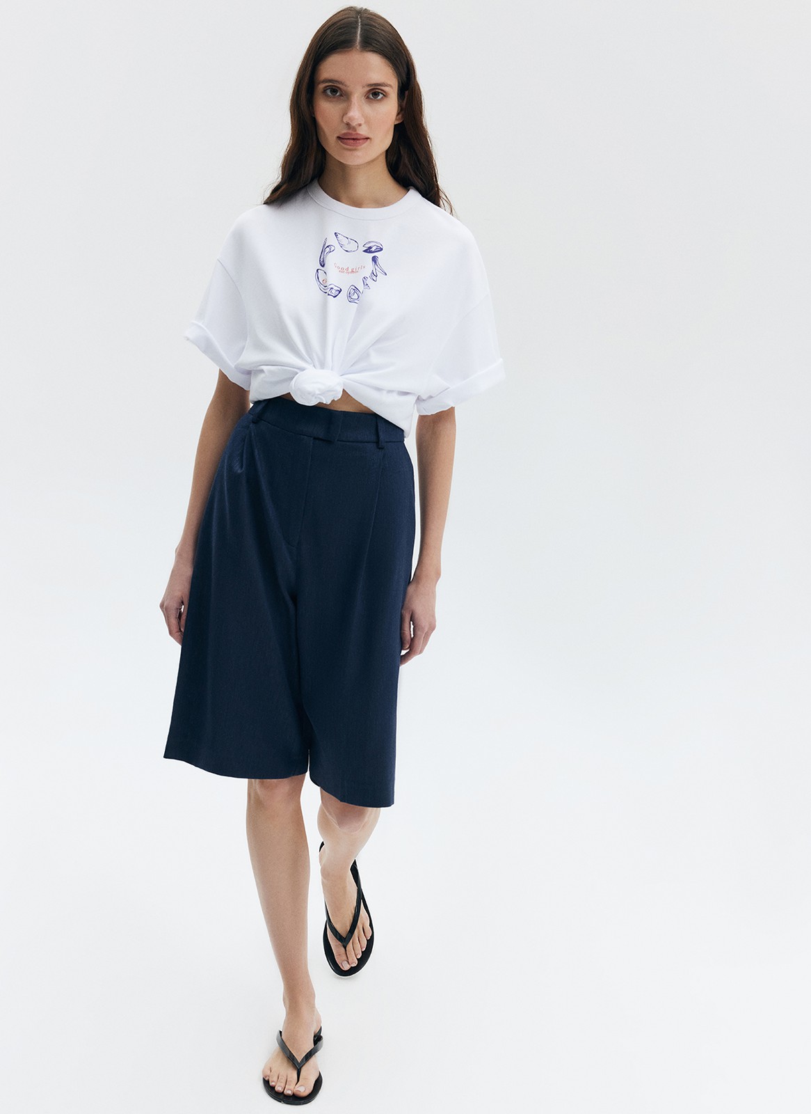 Шорты бермуды oversize изо льна, цвет: темно-синий Allweneed
Шорты-бермуды на высокой талии из костюмной ткани с добавлением льна. Скрытая застёжка на молнию и крючок. Два глубоких кармана. Это прекрасная замена брюкам в жаркий день. Носите с жилетом из коллекции на работу, а вечером с топами.