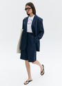 Шорты бермуды oversize изо льна, цвет: темно-синий Allweneed
Шорты-бермуды на высокой талии из костюмной ткани с добавлением льна. Скрытая застёжка на молнию и крючок. Два глубоких кармана. Это прекрасная замена брюкам в жаркий день. Носите с жилетом из коллекции на работу, а вечером с топами.
