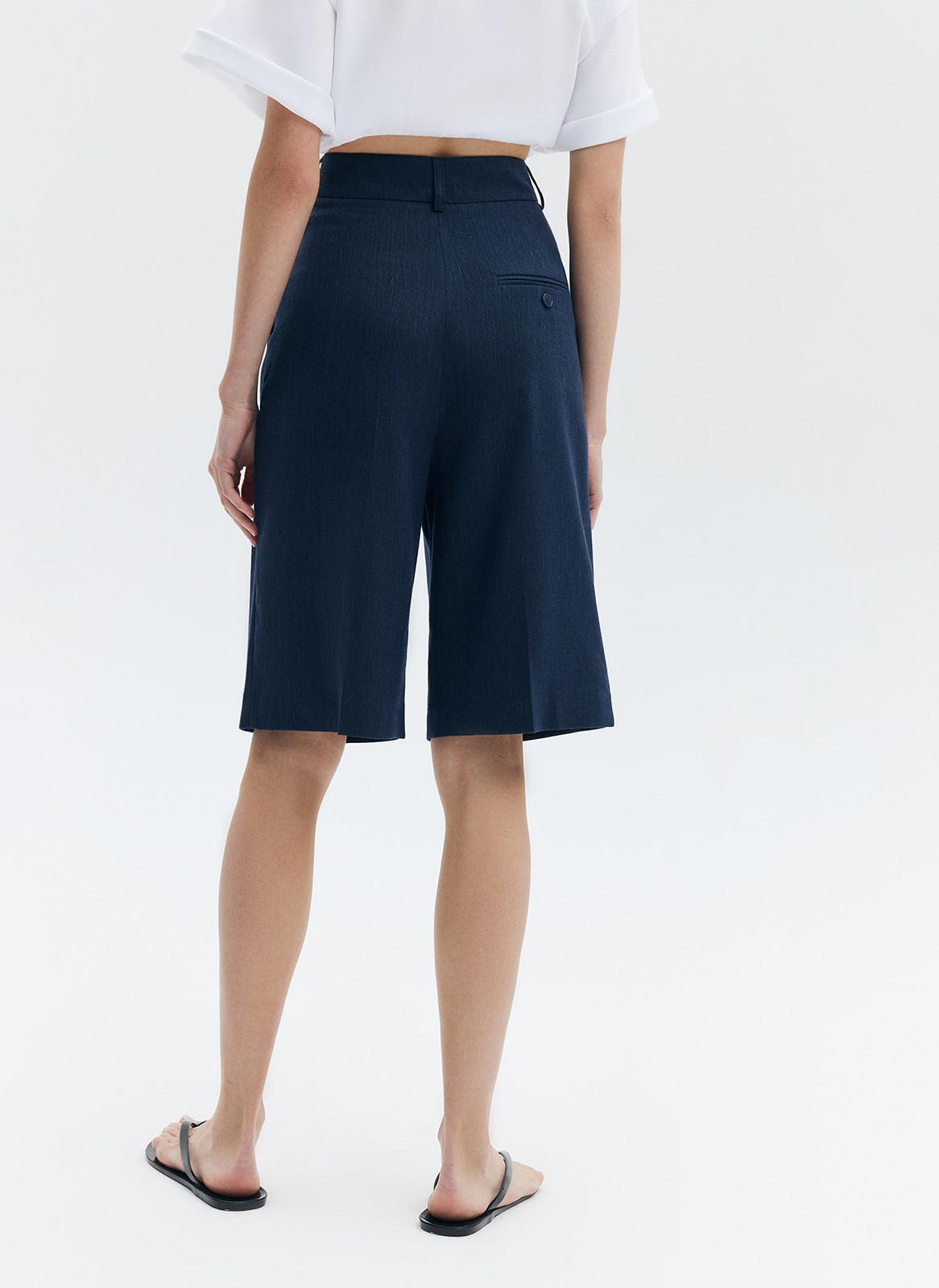 Шорты бермуды oversize изо льна, цвет: темно-синий Allweneed
Шорты-бермуды на высокой талии из костюмной ткани с добавлением льна. Скрытая застёжка на молнию и крючок. Два глубоких кармана. Это прекрасная замена брюкам в жаркий день. Носите с жилетом из коллекции на работу, а вечером с топами.