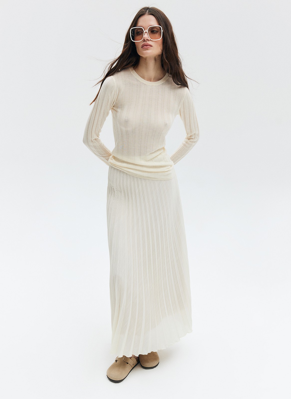 


Трикотажный джемпер из вискозы наш бестселлер. Модель из тонкой, почти невесомой полупрозрачной ткани, которая приятно касается тела. Вертикальная полоска вязки лапша визуально вытягивает силуэт. Округлый вырез и прилегающий крой. Советуем комбинировать его с юбками контрастных фактур: из денима, экокожи или костюмной ткани. Обратите внимание, что изделие требует деликатного ухода.