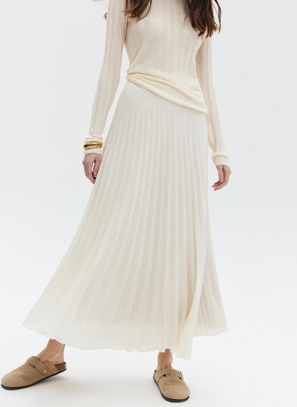 


Юбка со складками с посадкой на талии современная классика. Удобный эластичный пояс для комфорта в любое время суток утром до завтрака или после вечернего ужина. Ткань не слишком лёгкая, но и не слишком плотная, красиво струится при движении. Модель легко интегрировать как в строгий офисный дресс-код, так и в образы на каждый день.