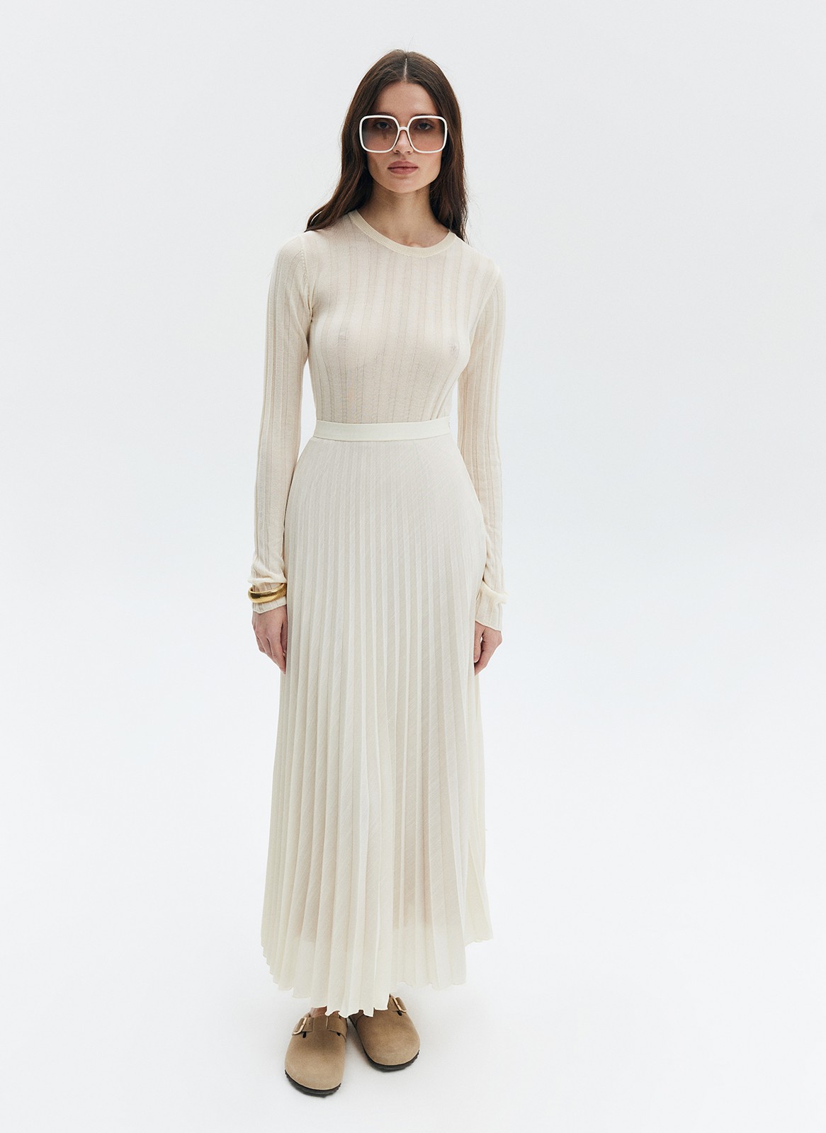 


Юбка со складками с посадкой на талии современная классика. Удобный эластичный пояс для комфорта в любое время суток утром до завтрака или после вечернего ужина. Ткань не слишком лёгкая, но и не слишком плотная, красиво струится при движении. Модель легко интегрировать как в строгий офисный дресс-код, так и в образы на каждый день.